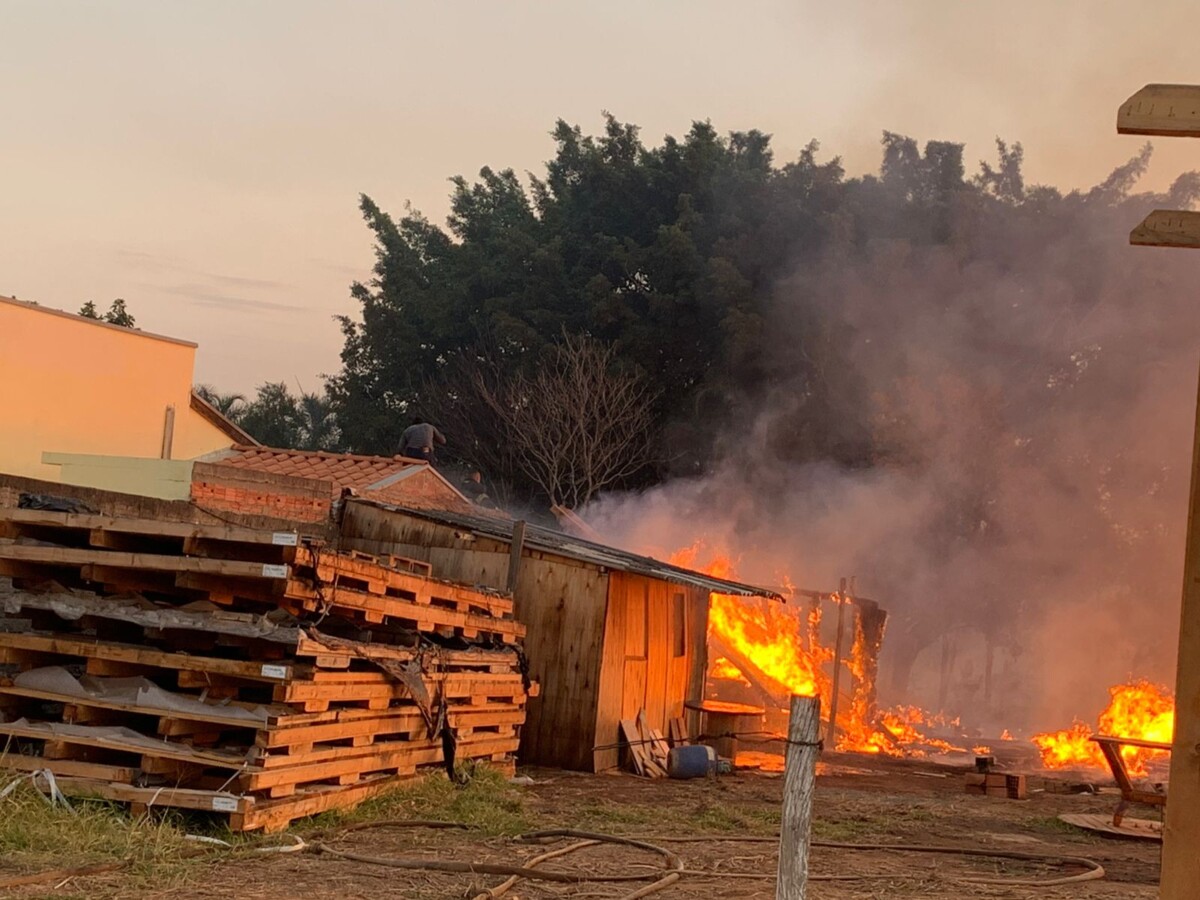 Incêndio de grande proporção em terreno quase atinge residência vizinha -  TV Jaguari