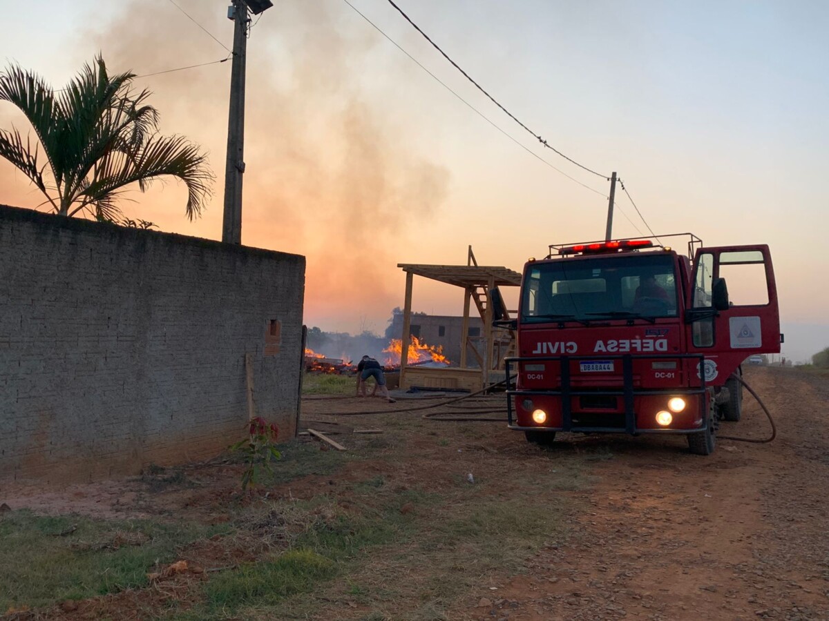 Incêndio de grande proporção em terreno quase atinge residência vizinha -  TV Jaguari