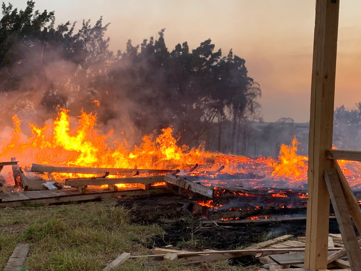 Incêndio de grande proporção em terreno quase atinge residência vizinha -  TV Jaguari