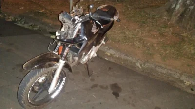 Motociclista sem CNH se choca com viatura da ROMU