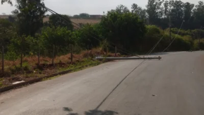 Máquina perde freio e derruba poste na Avenida Marginal