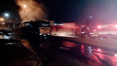 Micro-ônibus pega fogo na madrugada