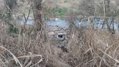 Bandidos em fuga caem com veículo em ribanceira perto da Ponte de Ferro