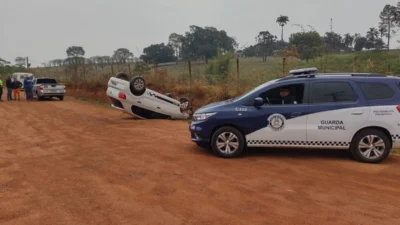 Motorista se perde e capota em estrada rural