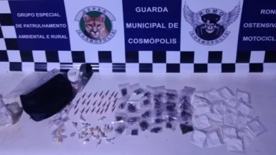 ROMU localiza drogas dentro de carro parado