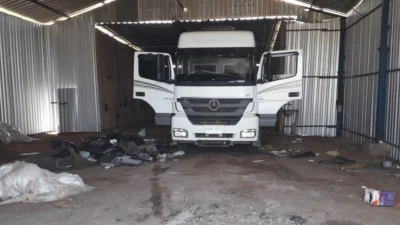 Forças Policiais recuperam caminhão roubado dentro de galpão