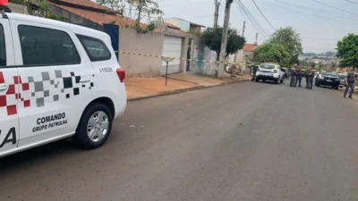 Homem é atingido na perna após segurar arma de Policial Militar