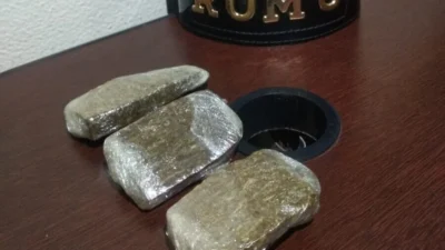 ROMU encontra pacotes de maconha dentro de carro