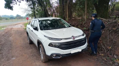 Caminhonete Toro furtada é encontrada abandonada em estrada rural