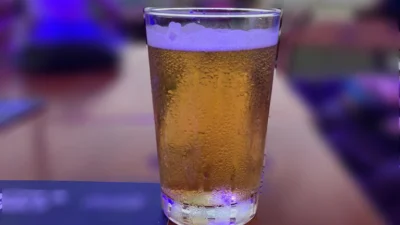 Por que deve-se evitar o consumo de álcool antes de uma cirurgia plástica?