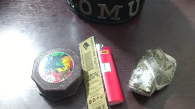 Adolescente é detido com maconha e dichavador