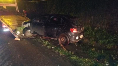 Motorista bate contra poste na Rodovia SP 133