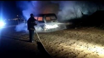 Kombi pega fogo na Vila Cosmo