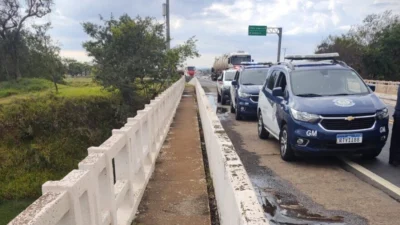 Mulher em situação de risco é salva sobre a ponte da SP 133