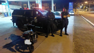Suspeito sem habilitação foge da ROMU e bate em guia