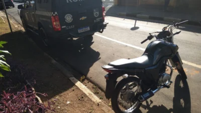 Indivíduo foge da viatura e se choca com ‘guard rail’