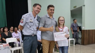 Alunos cosmopolenses recebem diplomação do PROERD
