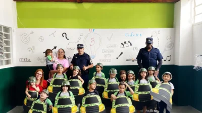 Alunos do Colégio Vivá participam de atividades práticas sobre o trânsito