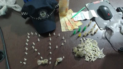 Menor é detido com cocaína, crack, maconha, dinheiro e anotações