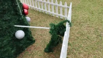 Decorações de Natal e cesta de basquete do ‘Areninhas’ são alvos de vandalismo