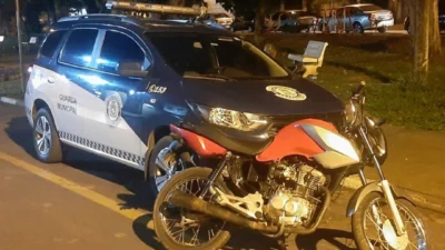 Indivíduo pilotando moto na contramão se depara com viatura da Guarda Municipal