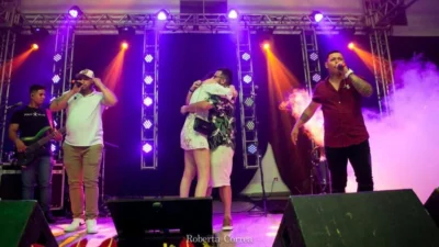 Namorada é pedida em casamento durante o Baile do Havaí