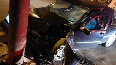 Motorista se choca com poste no Real Center