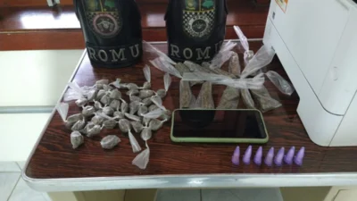 Homem acusado de tráfico de drogas é levado para delegacia
