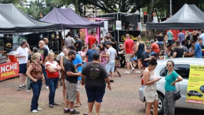 Encontro ‘Amigos do Carro Antigo’ reúne coleções e fãs na ‘Praça do Rodrigo’