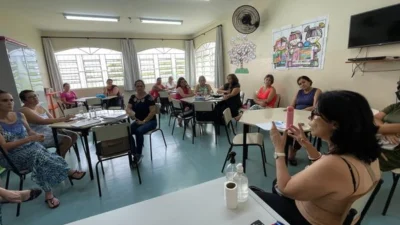‘Diálogos que Conectam’ é apresentado em escolas municipais