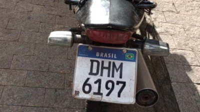 Moto com placa fora do padrão Mercosul é apreendida pela Guarda Municipal