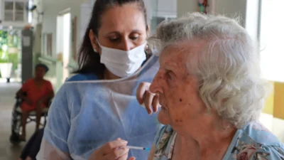 Vacina bivalente é aplicada em residentes e profissionais do Lar dos Idosos