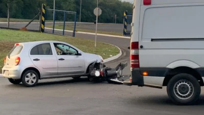 Condutora de moto fica ferida após se chocar com carro