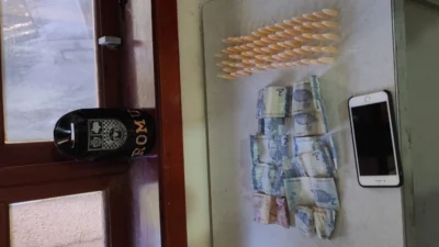 Adolescente é presa com 73 microtubos de cocaína e dinheiro