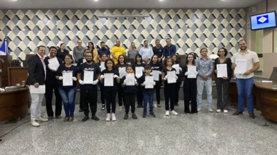 Coral de Libras e Villa-Musical recebem moção da Câmara de Vereadores