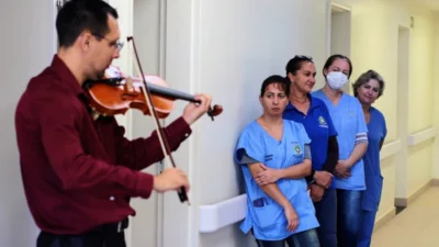 Música é levada aos profissionais da saúde e pacientes das Unidades Básicas de Saúde e Santa Casa