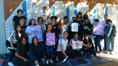 Alunos da ‘Alberto Fierz’ participam de oficina de colagem na Estação SESI de Cultura