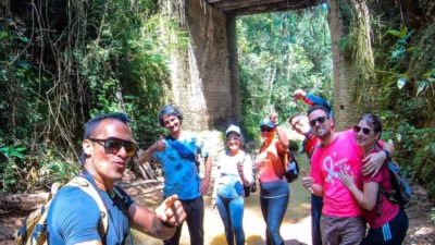 YouTuber Enrique Morris faz filmagens na Trilha Molhada da Gruta do Carrapicho à Ponte Funda