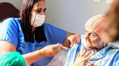 Idosos e funcionários do ‘Irmã Rosália’ recebem vacinas contra a gripe