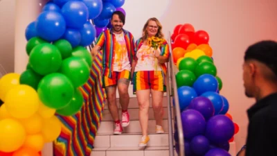 Mãe e filho celebram o amor e a vida em festa com o tema ‘Arco-íris’