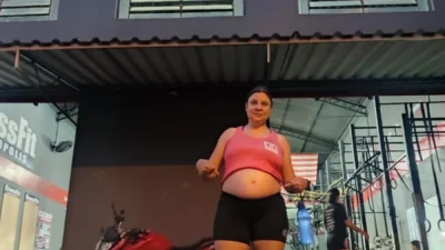 Mãe mantém rotina de Crossfit com treinos adaptados durante gestação
