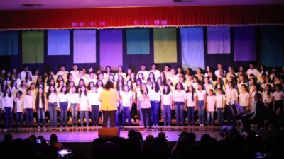 Corais municipais fazem apresentação especial para familiares