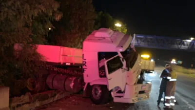 Carreta fica pendurada sobre alça de proteção na Rodovia Professor Zeferino Vaz