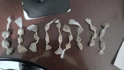 Indivíduos dispensam sacola com porções de maconha durante fuga