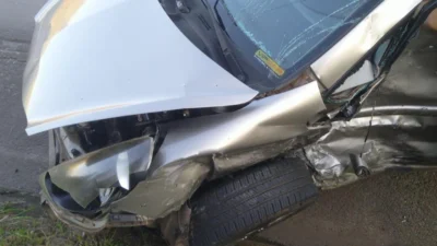 Mulher fica presa nas ferragens após choque entre veículos na Rodovia SP 133