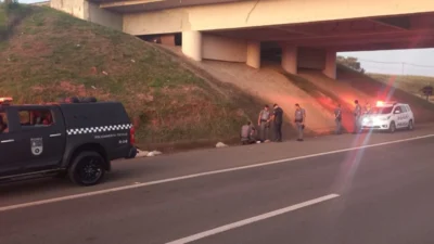 Mulher fere o pé após pular de ponte e cair sobre barranco