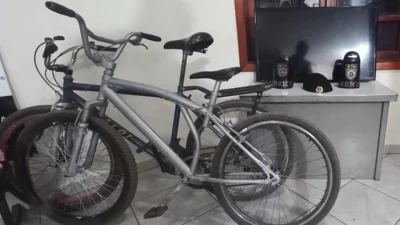 ROMU localiza TV e duas bicicletas abandonadas