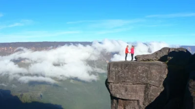 Aventuras e desafios unem casal que ama viajar ao redor do mundo