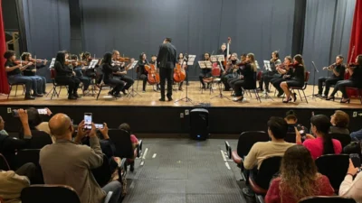 Camerata de cordas reúne alunos e familiares em apresentação