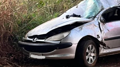 Capotamento deixa jovem em estado grave